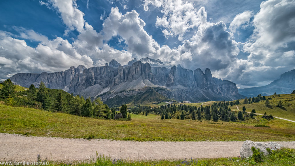 Die Sella - Gruppe in Südtirol vom Wanderweg an de Cir - Spitzen aus gesehen