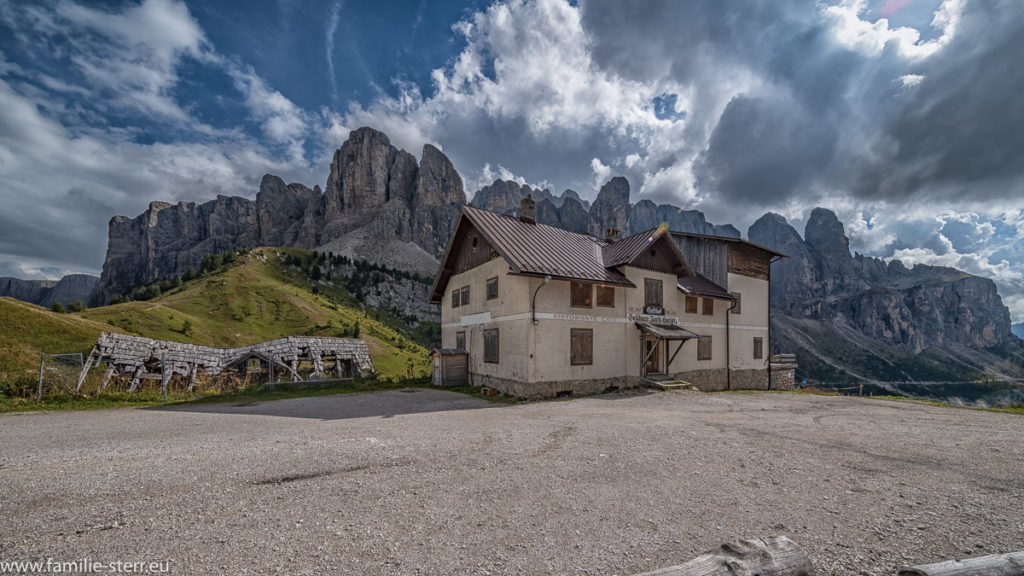 Rifugio Grödner Joch unterhalb der Sella - Gruppe