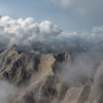 Wolken und Nebel ziehen über die Punta Penia im Marmolada - Massiv in den Dolomiten