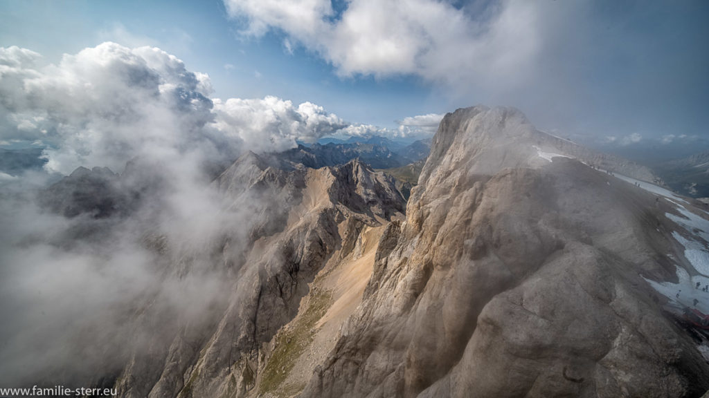 Wolken und Nebel ziehen über die Punta Penia im Marmolada - Massiv in den Dolomiten