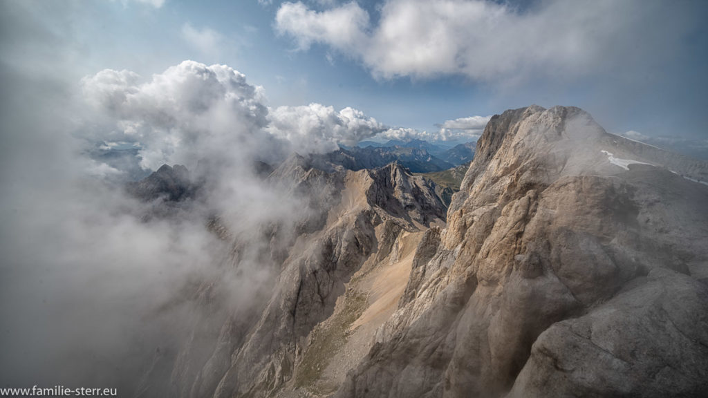 Wolken und Nebel ziehen über die Punta Penia im Marmolada - Massiv in den Dolomiten
