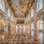Der Große Saal im Schloss Schleissheim bei München mit Blick in Richtung Treppenhaus aus Marmor