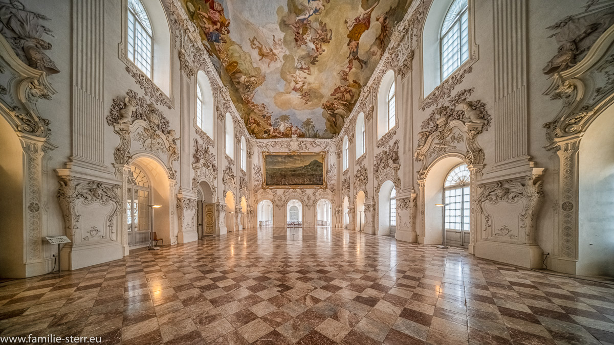 Der Große Saal im Schloss Schleissheim bei München mit Blick in Richtung Treppenhaus aus Marmor