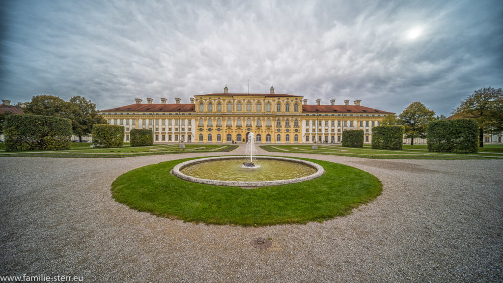 Blick auf die Westfassade des Neuen Schloss Pberschleyssheim vom Alten Schloss aus