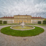 Blick auf die Westfassade des Neuen Schloss Pberschleyssheim vom Alten Schloss aus