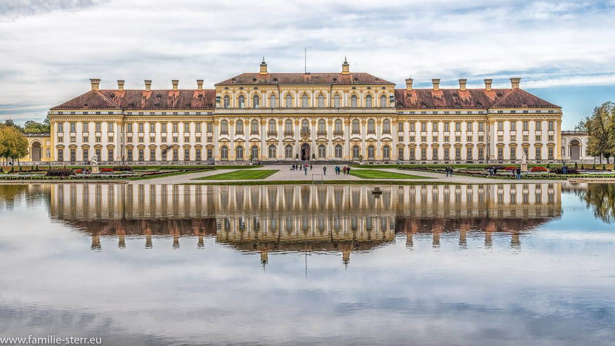 Die Ostfassade des Neuen Schloss Oberschleißheim spiegelt sich im Wasser der Kaskade im Schlosspark