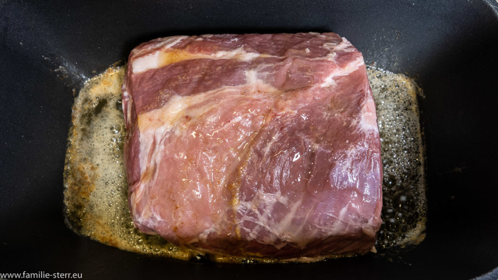 frisch in die braune Butte gelegter Schweinebraten (roh)