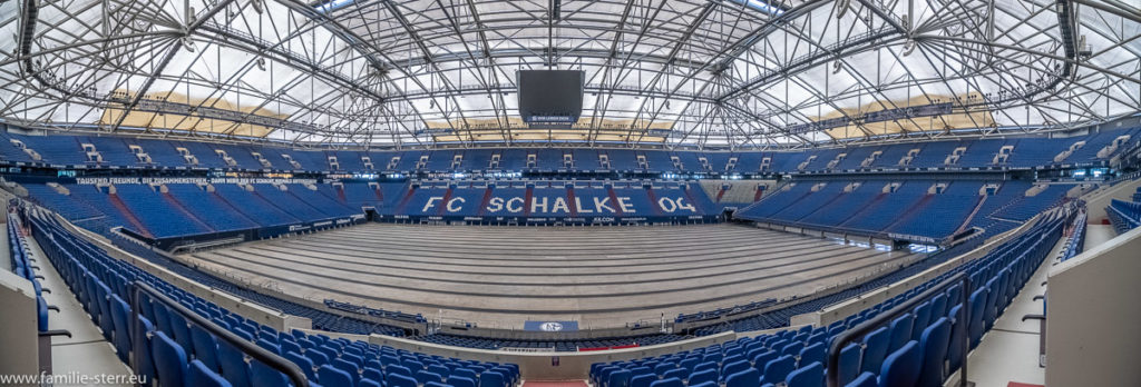 die Einsamkeit ist spürbar in einer vollkommen menschenleeren Veltins - Arena in Gelsenkirchen