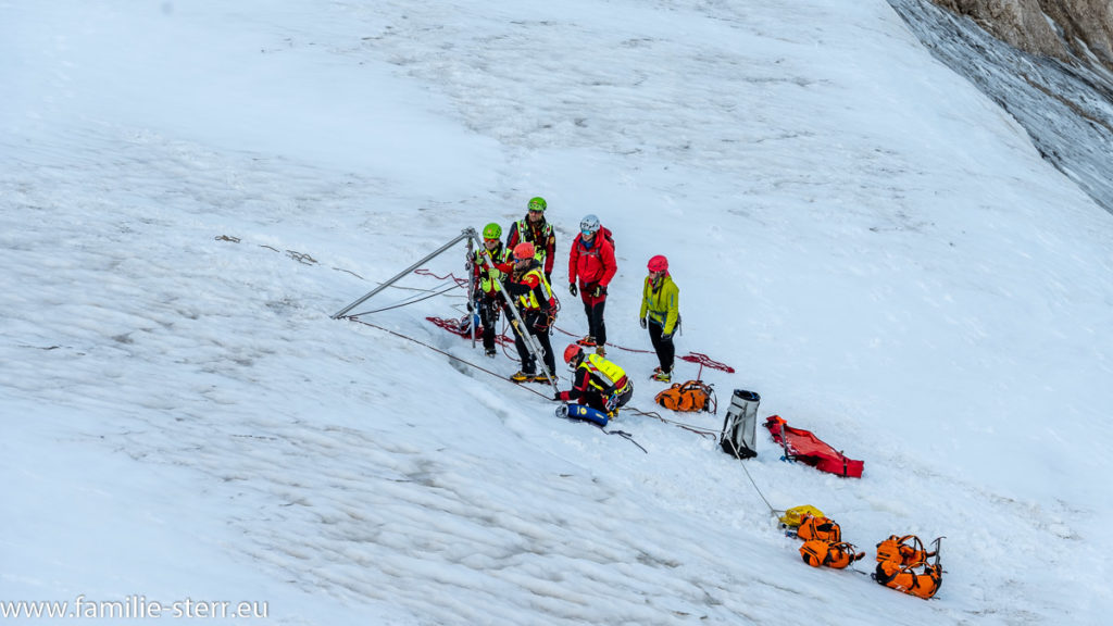 eine Gruppe der Bergwacht übt einen Rettungseinsatz auf einem Gletscher an der Marmolada