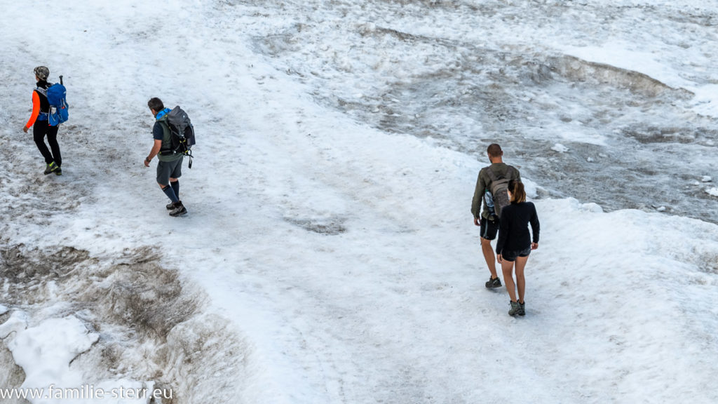Wanderer auf dem Gletschereis auf der Marmolada in den Dolomiten