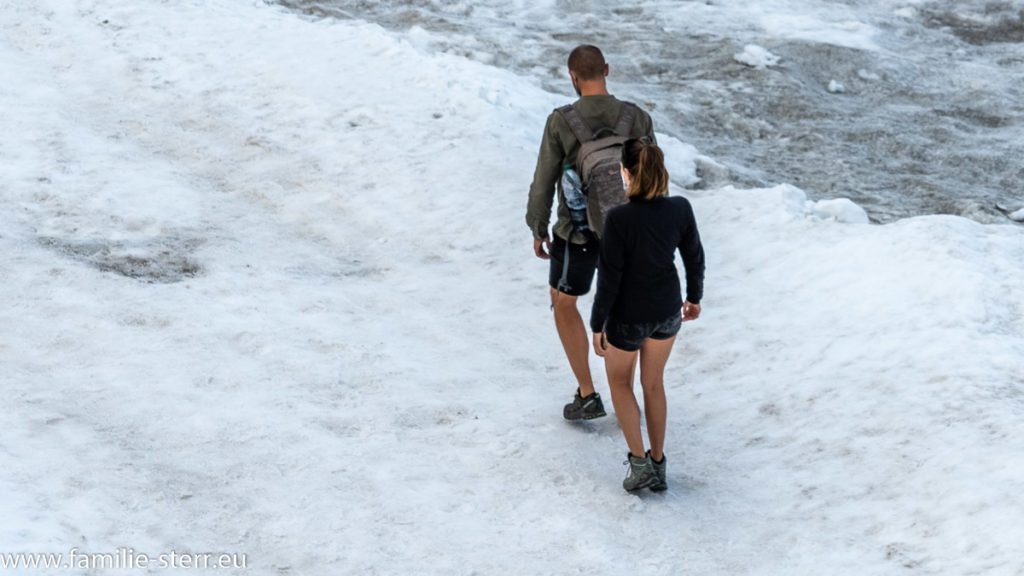 zwei Spaziergänger in kurzen Hosen auf dem Marmolada - Gletscher