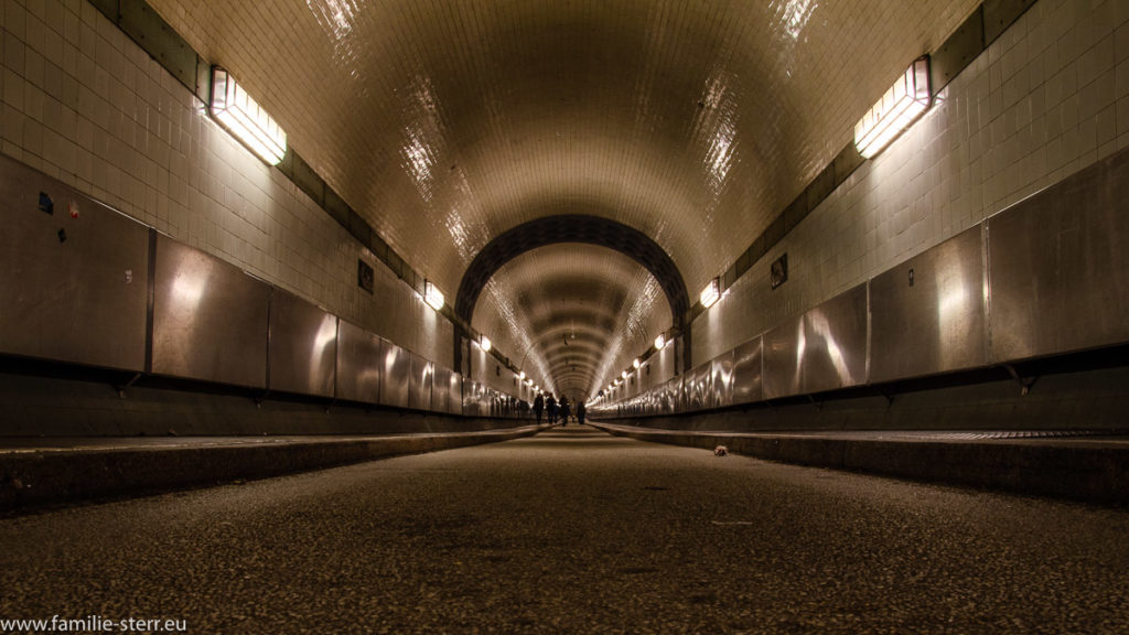 Spaziergang durch den Alten Elbtunnel in Hamburg