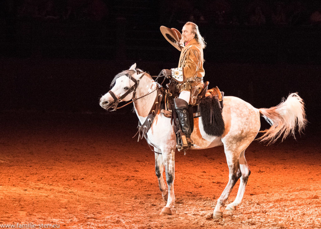 Buffalo Bill auf einem weißen Pferd / Buffalo Bills Wild West Show - Disneyland Paris