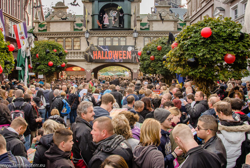 Gedränge am Eingang zum Europapark