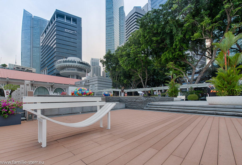 ungewöhnliche Sitzbank als Kunstwerk an der Marina Bay in Singapur