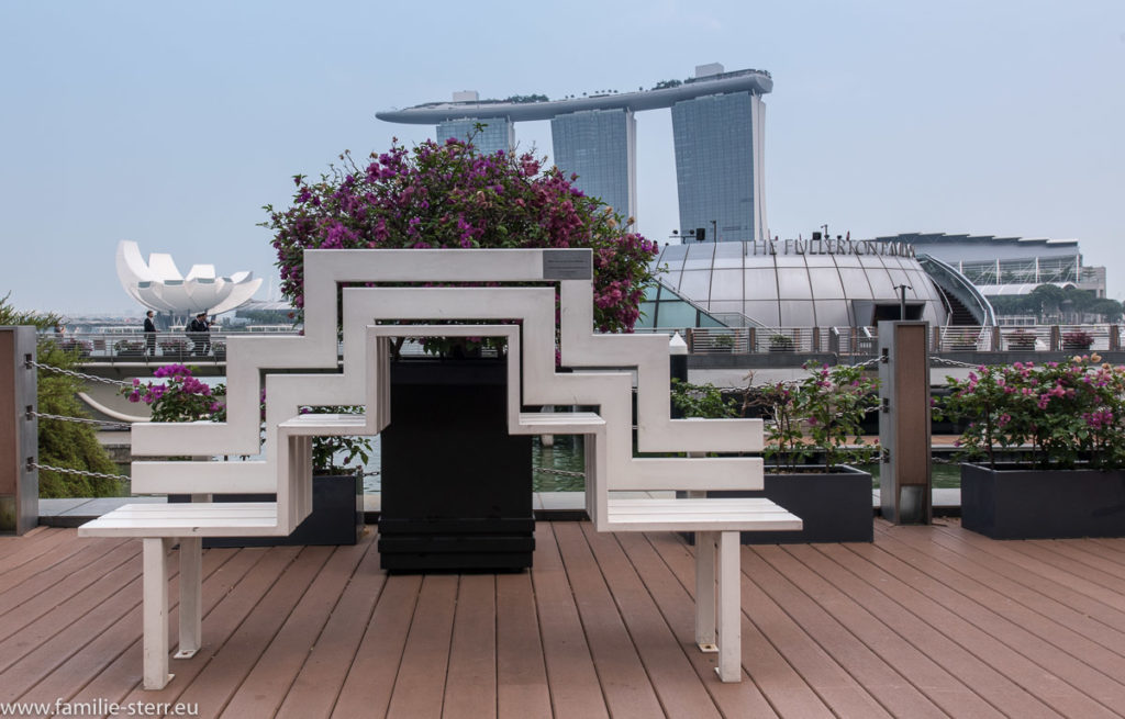 ungewöhnliche Sitzbank als Kunstwerk an der Marina Bay in Singapur