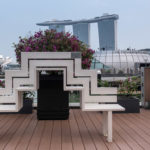 ungewöhnliche Sitzbank als Kunstwerk an der Marina Bay in Singapur