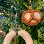 zwei Weißwürste und eine Breze als Glas - Christbaumschmuck für einen bayerisch geschmückten Christbaum