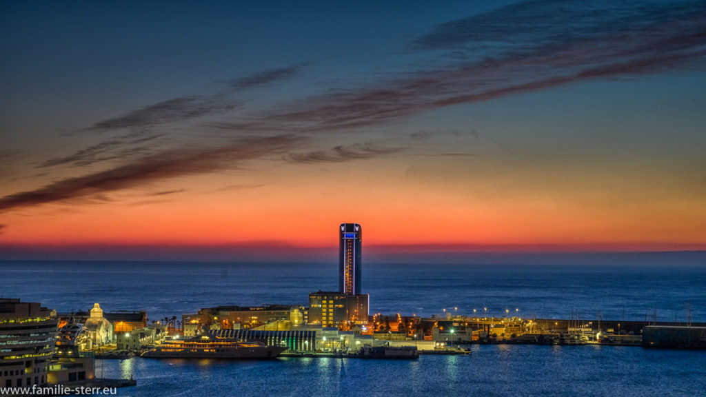 Sonnenaufgang über dem Hafen von Barcelona mit dem W-Hotel vom Hotel Miramar aus