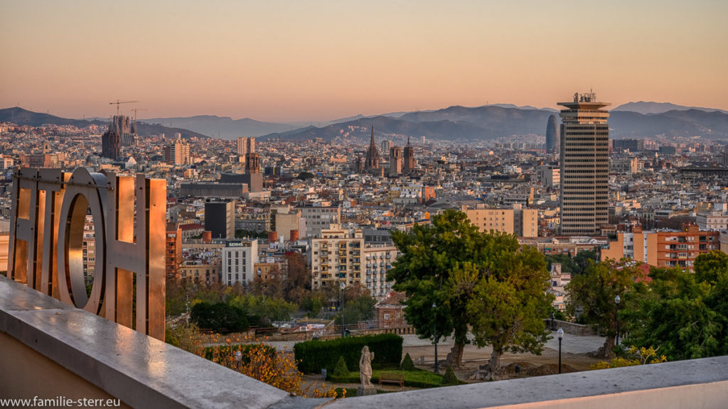 Sonnenaufgang über der Stadt Barcelona und der Kathedrale Sagrada Familie von Gaudi