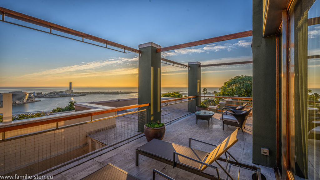 Sonnenaufgang über dem Hafen von Barcelona von der Terrasse der Suite im Hotel Miramar in Barcelona