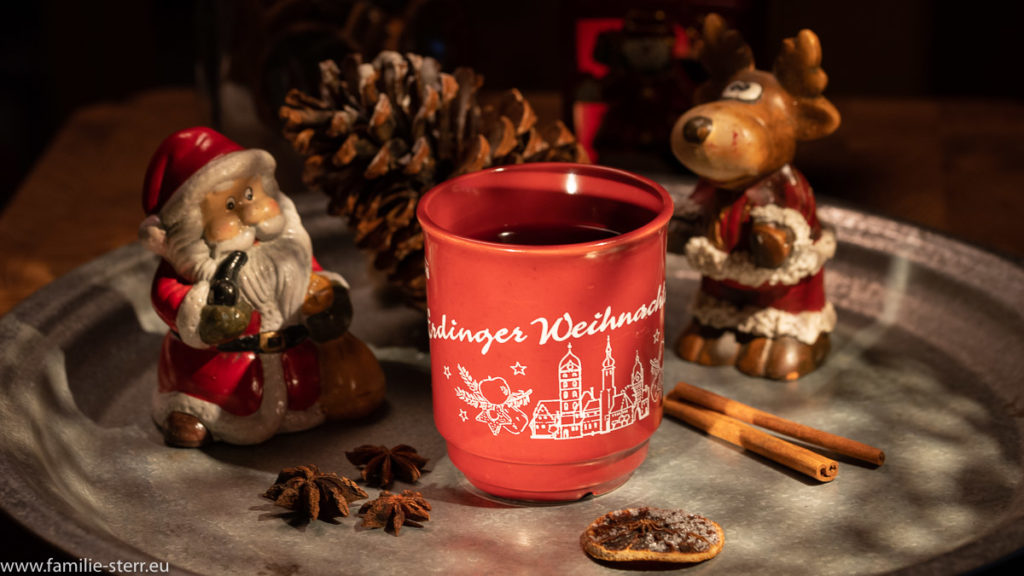 eine Tasse Glühwein vom Erdinger Weihnachtsmarkt in vorweihnachtlicher Dekoration