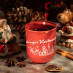 eine Tasse Glühwein vom Erdinger Weihnachtsmarkt in vorweihnachtlicher Dekoration