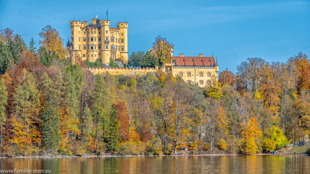 Das Schloß Hohenschwangau über herbstlich gefärbten Bäumen am Alpsee