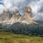 Wolken bedecken den Gipfel der Langkofelgruppe in Südtirol