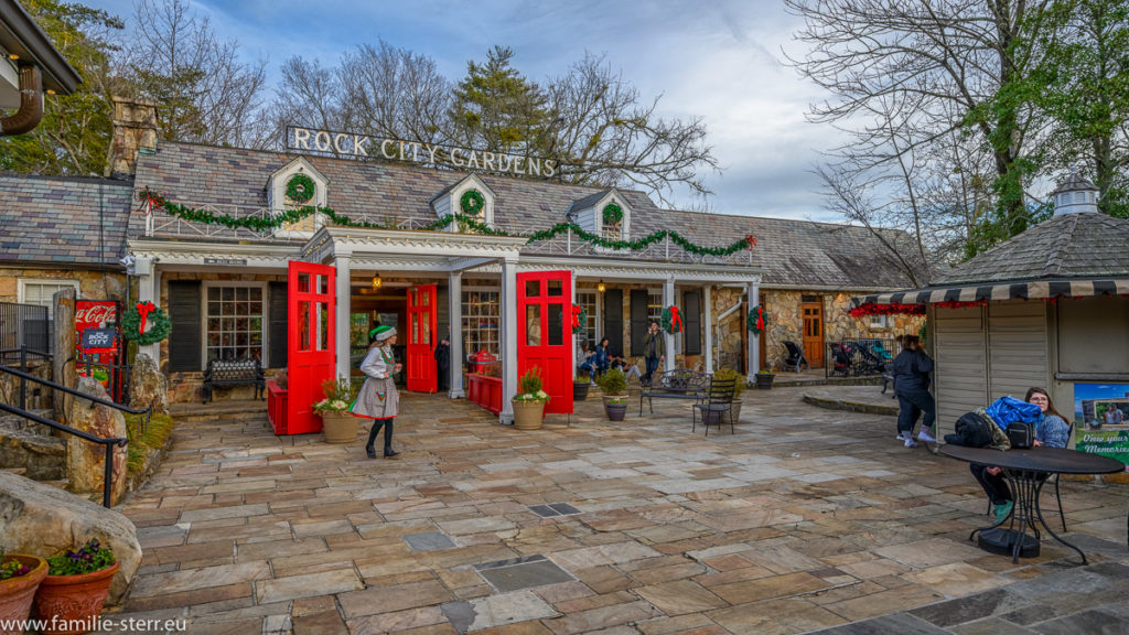 ein Weihnachtself tanzt vor dem Eingang zu den Rock City Gardens