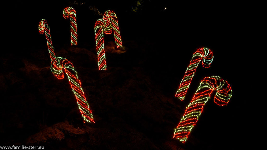 Weihnachtsbeleuchtung in Form von Candy Stick auf einem Felsen in den Rock City Gardens