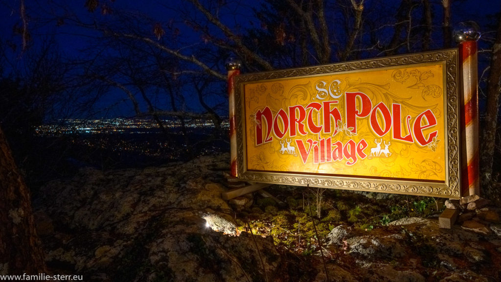 Schild North Pole Village auf dem Logout Mountain mit den Lichtern von Chattanooga im Hintergrund