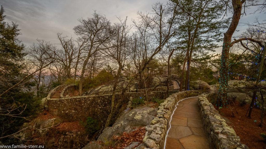 ein schmaler Weg führt über die Felsen und Spalten in den Rock City Gardens