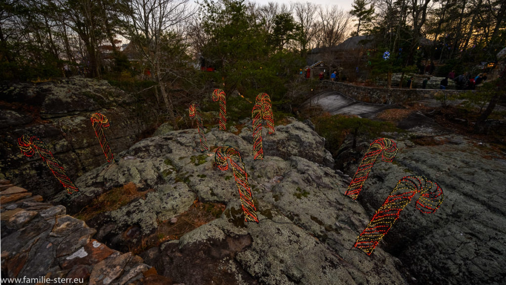 Weihnachtsbeleuchtung in Form von Candy Stick auf einem Felsen in den Rock City Gardens