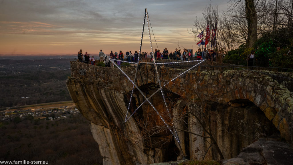 der Aussichtspunkt Covers Leap in den Rock City Gardens mit einem großen Lichterstern