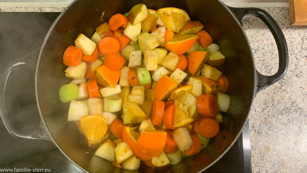 geschnittenes Suppengemüse und etwas Obst im Le Creuset
