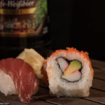 verschiedene Sushi mit einer Falscher dunkles Weißbier im Hintergrund