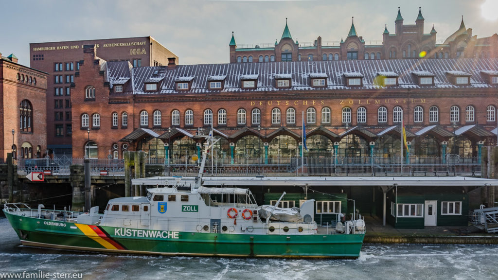 Zollboot vor dem Zollmuseum in Hamburg auf einem eingefrorenen Fleet