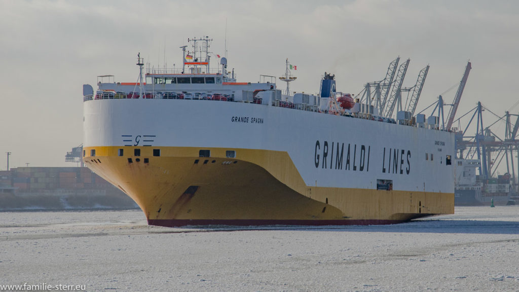 ein Frachter von Grimaldi - Lines fährt durch den Hafen Hamburg auf der vereisten Elbe