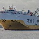 ein Frachter von Grimaldi - Lines fährt durch den Hafen Hamburg auf der vereisten Elbe