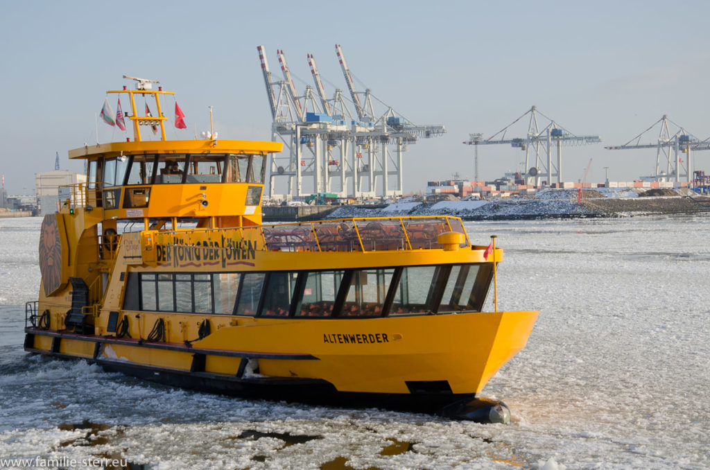 ein Linienschiff auf der vereisen Elbe bei den Landungsbrücken in St. Pauli