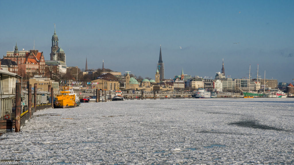 Blick von den Landungsbrücken über die vereise Elbe