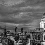 nächtlicher Blick auf die ST. Pauls Cathedral in schwarz / weiss