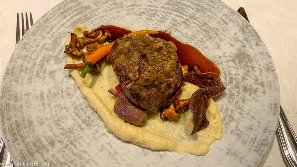 ein Rinderfilet mit Pfefferkruste und Pfifferlingen vom Tratterhof in Meransen in Südtirol
