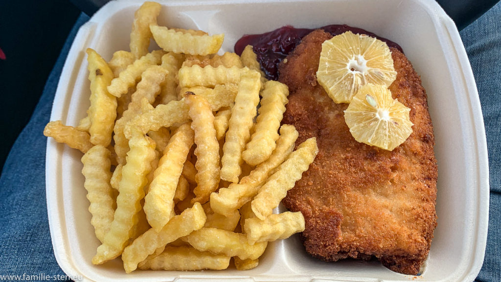 Schnitzel mit Pommes in der to-go-Packung