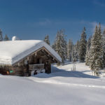 eingeschneite Hütte auf der Winkelmoosalm