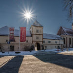 strahlende Sonne über dem Eingang zur Blutenburg an einem eiskalten WIntertag in München West