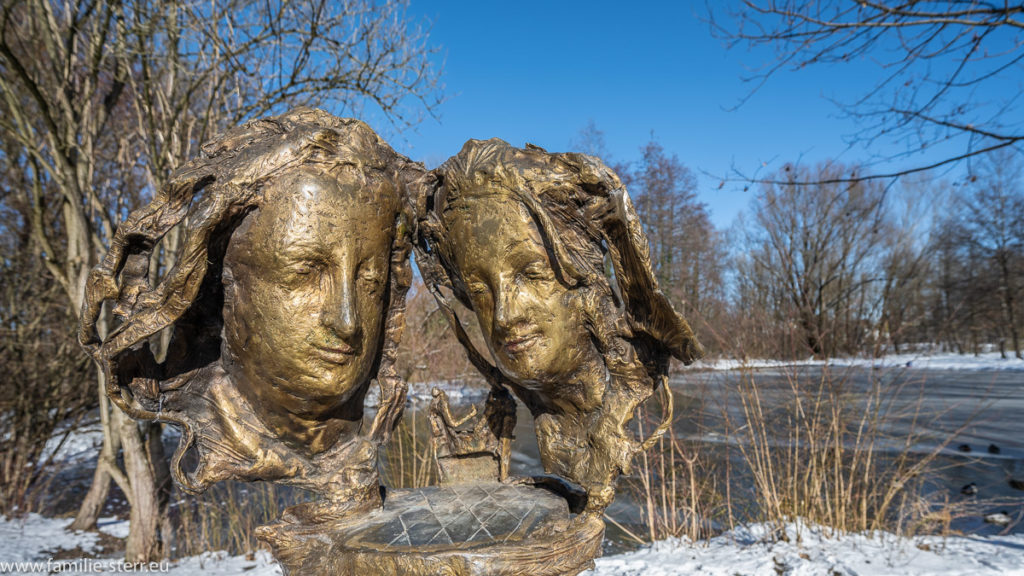 Denkmal für die Liebe - Herzog Albrecht III und Agnes Bernauer als Bronzemasken - vor dem Schloss Blutenburg