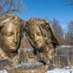Denkmal für die Liebe - Herzog Albrecht III und Agnes Bernauer als Bronzemasken - vor dem Schloss Blutenburg