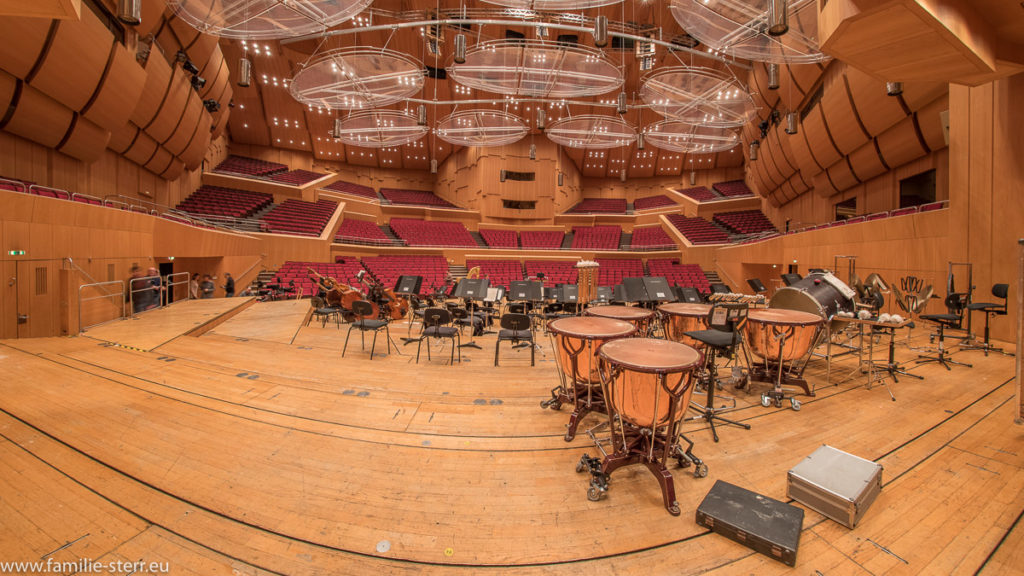 Blick von der Bühne der Philharmonie im Gasteig München in den leeren Zuschauerraum